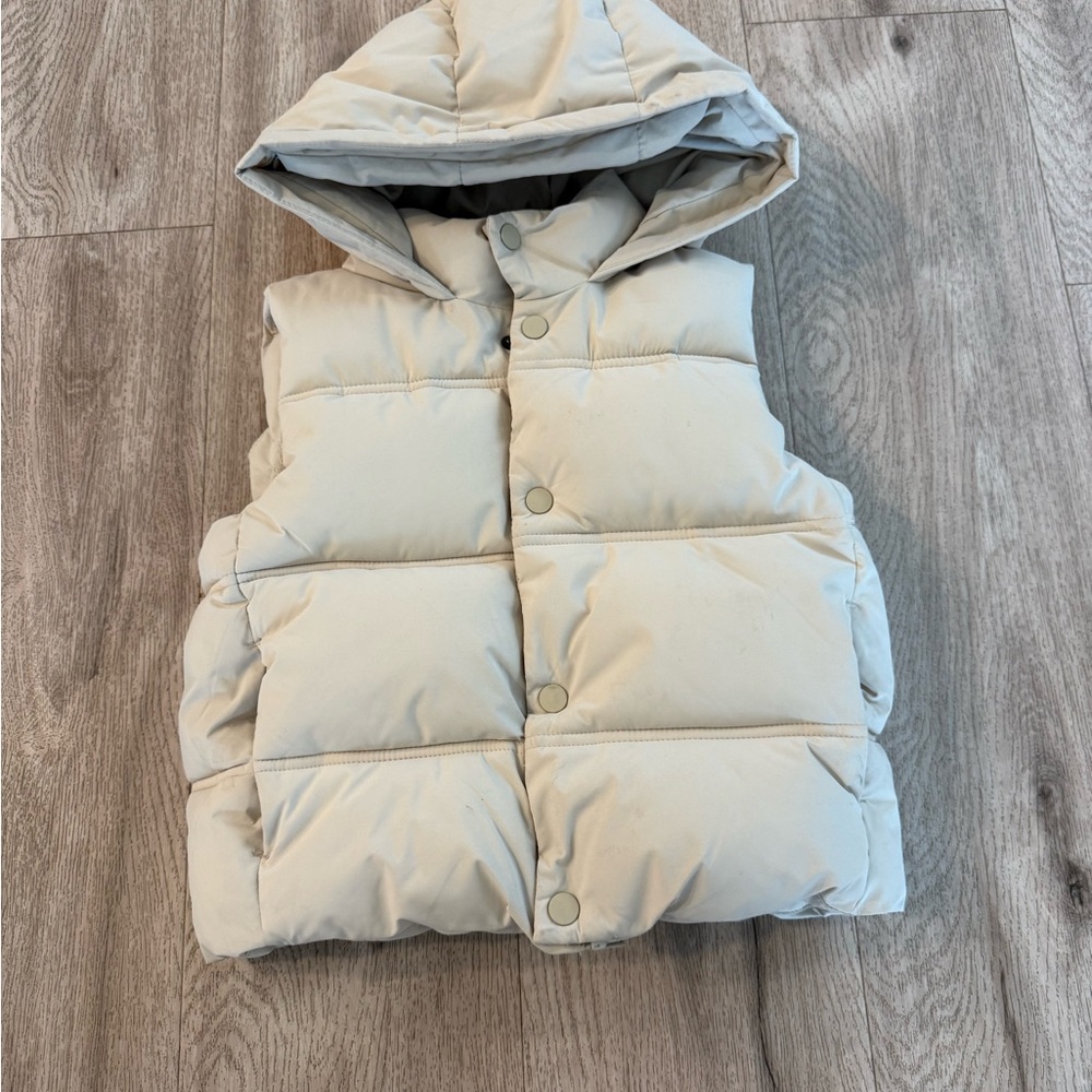 Zara Hooded Quilted Puffer Vest in size 5(110)
